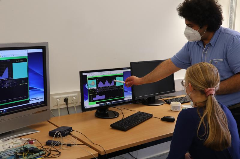 Participant Sophie Meschalkin and PhD student Amir Jahanian Najafabadi measured and trained respiration by using a neuro-biofeedback setup. 