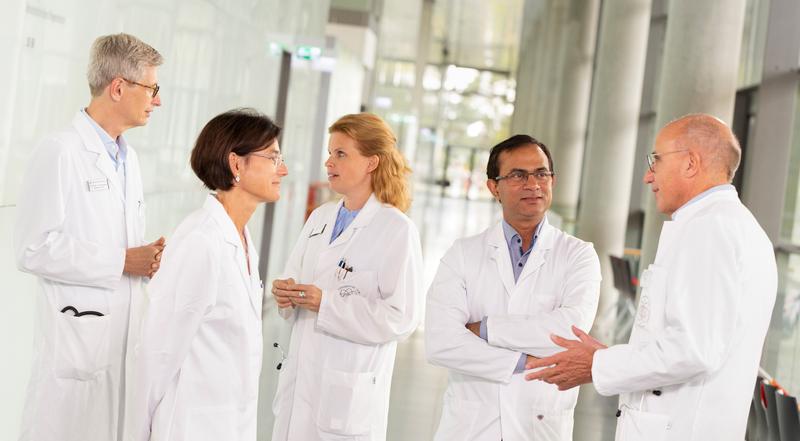 Der fachliche Austausch mit den Dozierenden ist Teil der neuen Zertifikatskurse in der Onkologie. Im Bild: Prof. Thomas Seufferlein, Prof. Michaela Feuring-Buske, PD. Dr. Verena Gaidzik, PD. Dr. Vikas Prasad und Prof. Hartmut Döhner (v.l.)