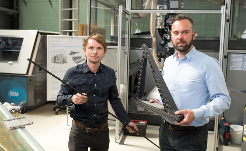 Prof. Dr.-Ing. Holger Seidlitz (re.) und Jonas Krenz arbeiten gemeinsam mit der Global Enertec AG an einer neuartigen, energieeffizienten Recycling-Technologiekette für Carbon-Bauteile.
