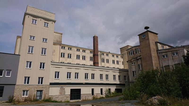 Südfassade des sich in Sanierung befindlichen Gebäudekomplexes des Winterling-Areals in Schwarzenbach an der Saale