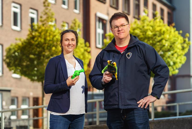 Maschinenbaustudent Lars Thalmann und Dr. Nicole Lefort, die seine Masterarbeit an der THGA betreut.