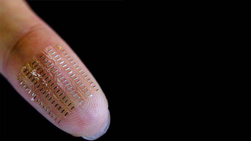 Eine Anordnung von 90 flexiblen und implantierbaren sogenannten Nano-Biosupercapacitors (nBFCs). Diese ermöglichen den autarken Betrieb von Mikrosensorik für den Einsatz unter anderem im Blut.
