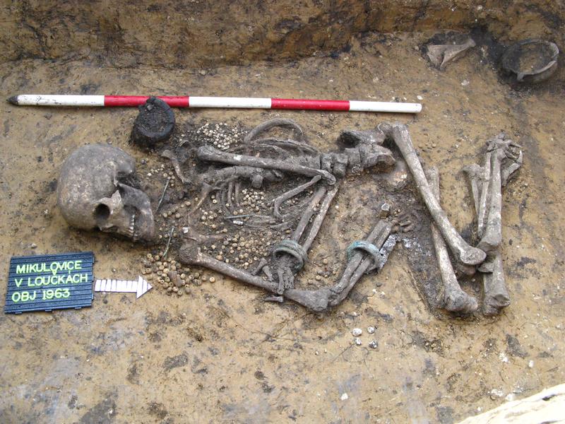 Reich ausgestattete frühbronzezeitliche Bestattung aus Böhmen, Tschechische Republik.