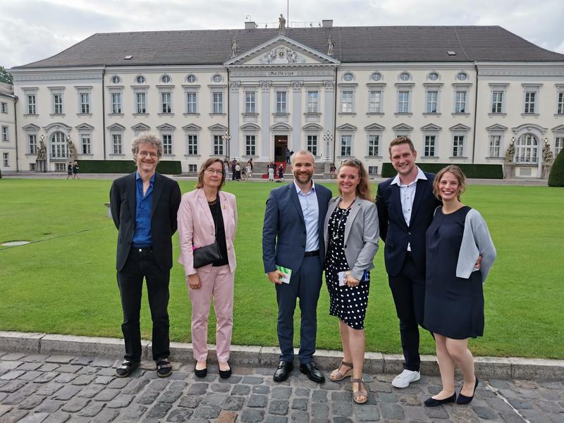 Zu Gast auf Schloss Bellevue: Frank Helleis und Uschi Rack, Thomas und Elena Klimach und Franziska Köllner und Daniel Haag (v. l.) waren zum Dankesfest des Bundespräsidenten für Engagierte in der Pandemie geladen. 