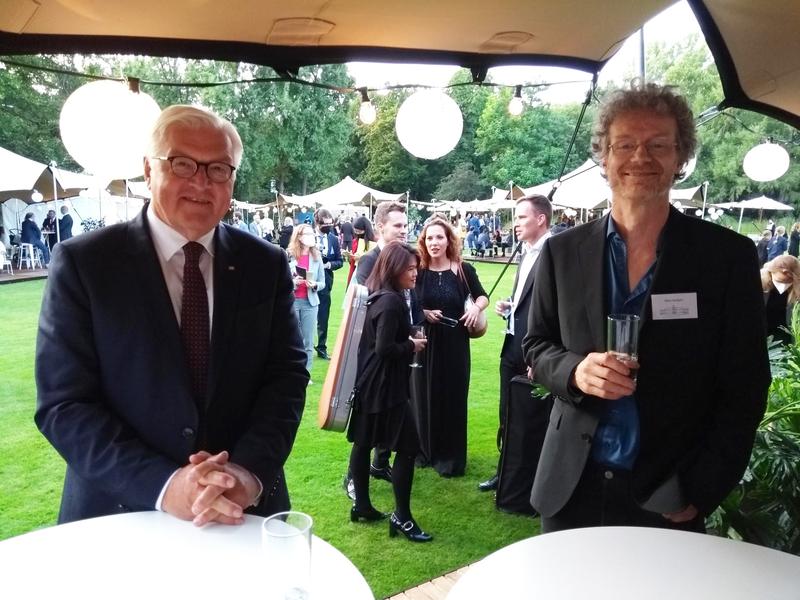 Bundespräsident Frank Walter Steinmeier im direkten Gespräch mit dem Entwickler des Fensterlüftungssystems Frank Helleis.