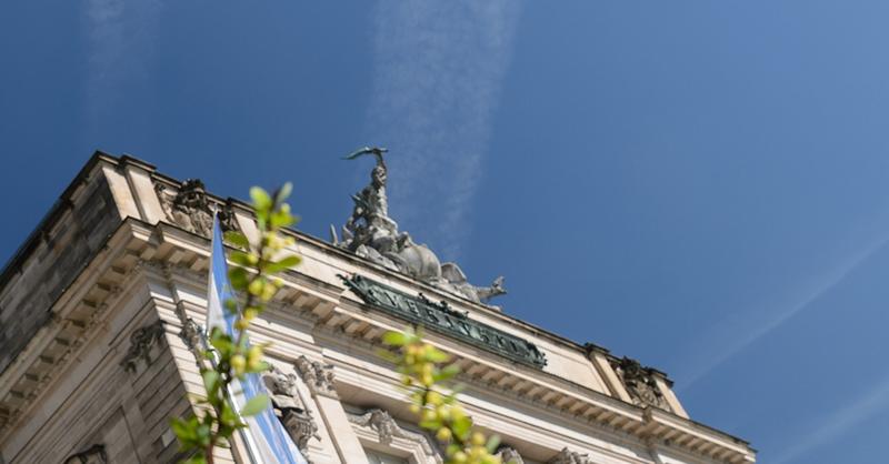 Blick auf das Hauptgebäude der Uni Würzburg