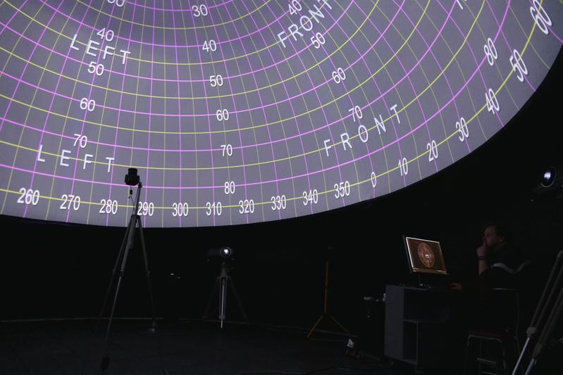 Am Tag der offenen Tür werden wissenschaftliche Simulationen und Modellierungen als 360°-Projektionen in einem Kuppelzelt dargestellt.