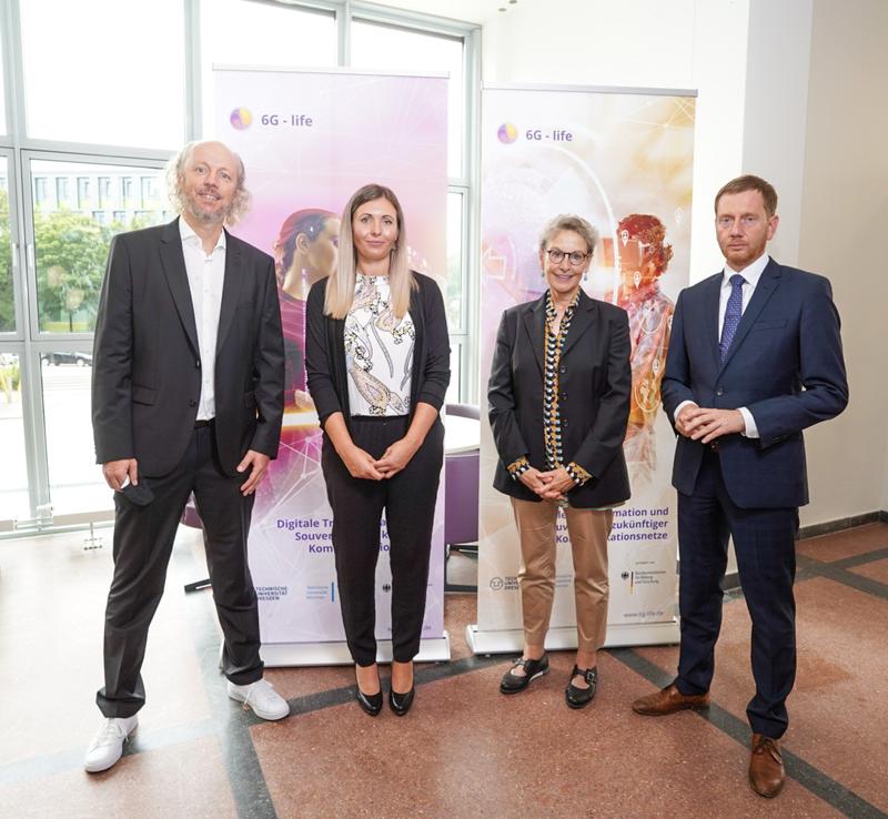 Opening vom „6G-life Forschungshub“: Prof. Frank H. P. Fitzek, 6G-life Program Manager Sarah Franke, TUD-Rektorin Prof. Ursula M. Staudinger und der Sächsische Ministerpräsident Michael Kretschmer.