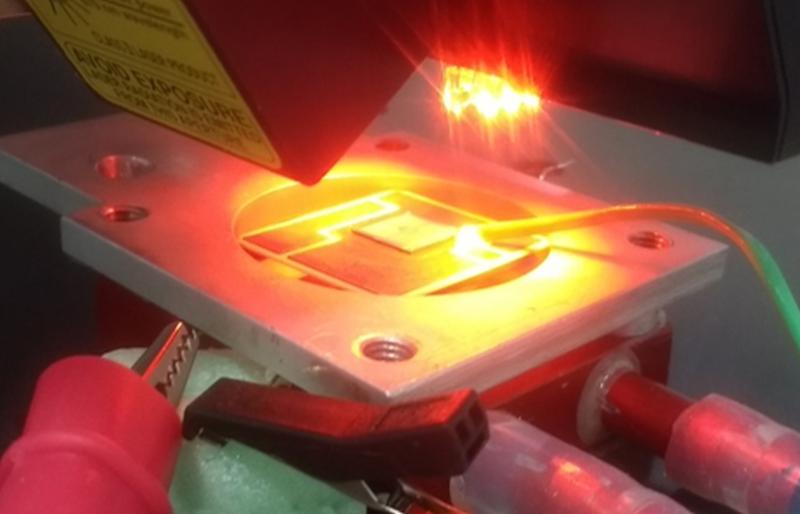 Laser-Triangulationsmessung der Oberflächenverformung eines Insulated Gate Bipolar Transistors (IGBT).