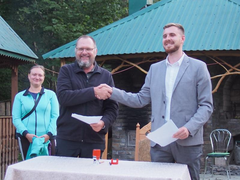 Mykola Tarasyuk (rechts), Prof. Dr. Pierre Ibisch (links) sowie Iryna Yonash (Mitarbeiterin des CBR) bei der Vertragsunterzeichnung in Velyka Uholka, Ukraine. 