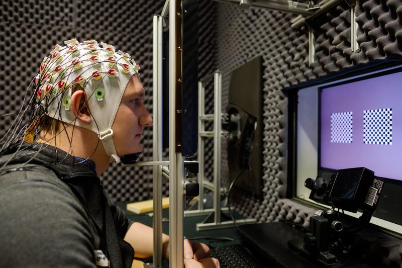 Autopilot im Kopf: Probanden mit EEG-Kappe helfen der Neurophysik, Hirnaktivitäten zu studieren.