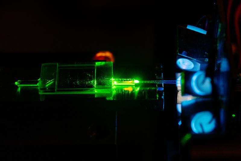 Ein integriert photonisches Quantenbauelement mit direkter Faserankopplung. Wissenschaftler der Universität Paderborn nutzen es für die Forschung an Quantennetzwerken.