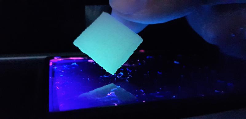Das Pflaster wird im 3D-Drucker passgenau hergestellt und durch grünes Licht aktiviert.
