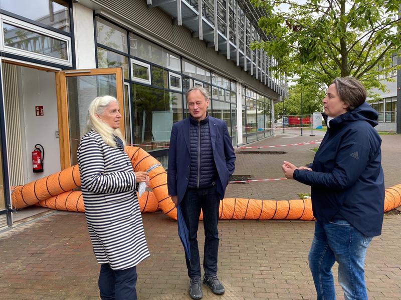 Schadensbegehung am Campus Rheinbach: NRW-Wissenschaftsministerin Isabel Pfeiffer-Poensgen mit Hochschulpräsident Hartmut Ihne und Dekanin Michaela Wirtz