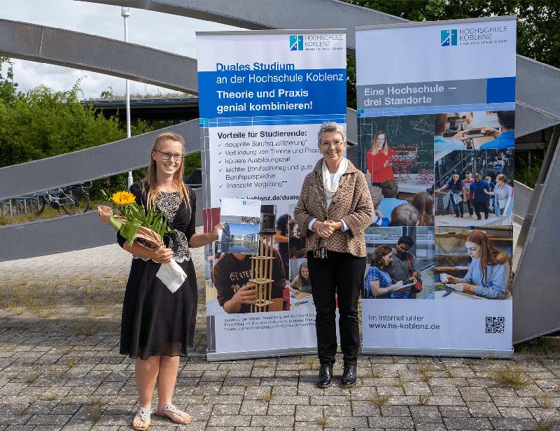 Im Rahmen einer kleinen Feierstunde überreichte die Projektleiterin Daniela Braun der Studierenden Marina Horl ihr Stipendium.