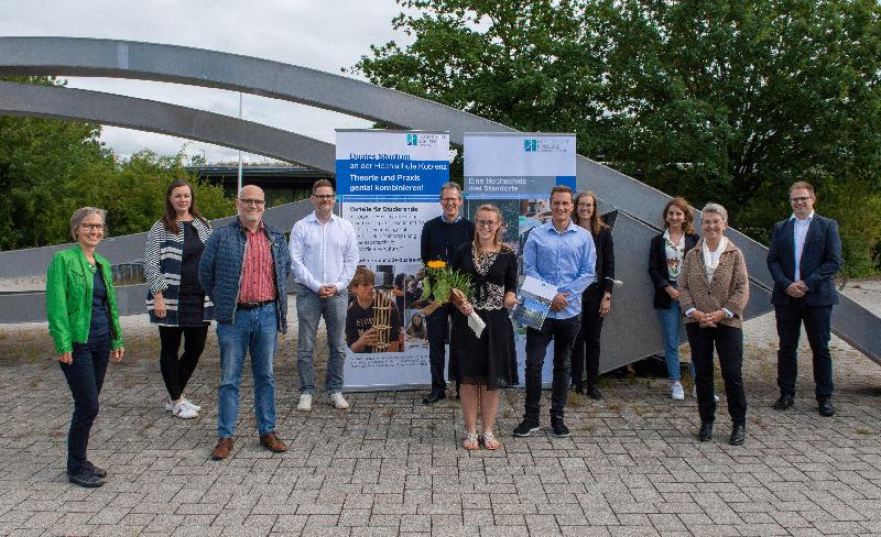 Bei der feierlichen Stipendienvergabe (v.l.n.r.): Veronika Stumm, Anne Quander, Bernhard Schmitt, Prof. Martin Zerwas, Prof. Dr. Ralf Zeitler, Marina Horl, Lasse Ridderbusch, Angela Doms, Simone Wichterich, Prof. Dr. Daniela Braun und  Werner Farnung. 