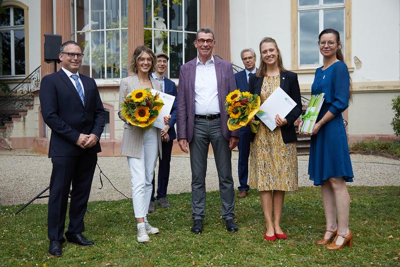 Die Preisträgerinnen Anke Otten und Johanna Moraweg mit Vertreterinnen und Vertretern der Förderer sowie der Hochschule Geisenheim.