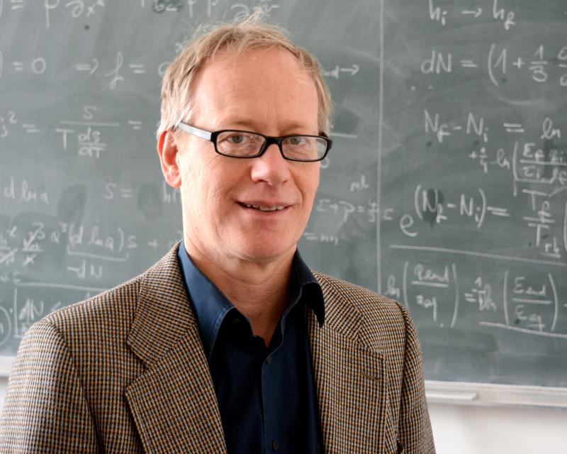Prof. Dr. Dominik Schwarz von der Fakultät für Physik der Universität Bielefeld ist einer der Initiator*innen des neuen „NRW-Clusters für datenintensive Radioastronomie: Big Bang to Big Data“.