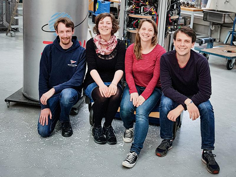 Das Forschungsteam QUANTUS 2 mit ihrer Experimentkapsel im Fallturm Bremen