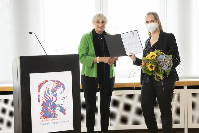 DZIF-Wissenschaftlerin Julia Pagel (rechts im Bild) erhält den Dorothea Erxleben Female Investigator Award von Prof. Gabriele Gillessen-Kaesbach, Präsidentin der Universität zu Lübeck.