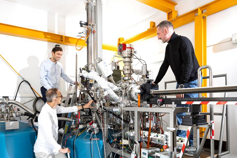 Prof. Stefan Tautz (l.u.), Dr. Taner Esat (l.o.) und Prof. Ruslan Temirov (r.) am Jülicher Quantenmikroskop