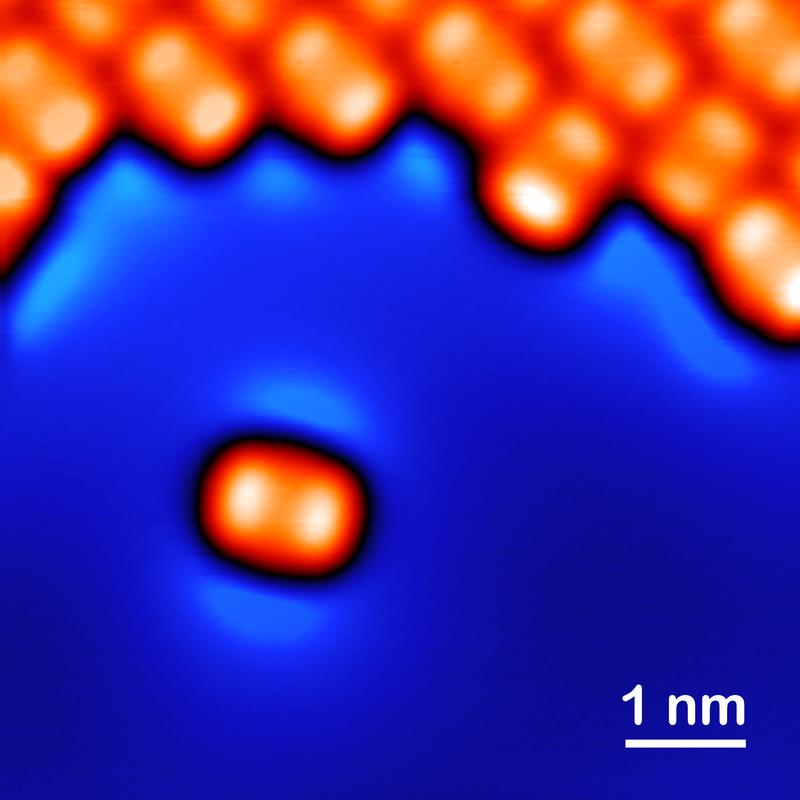Typisches Untersuchungsobjekt der Quantenphysik: In der Mitte zu sehen ist ein einzelnes Molekül, das mithilfe des Mikroskops gelöst wurde. Bei Temperaturen nahe dem absoluten Nullpunkt stört kein Rauschen die Aufnahme. 