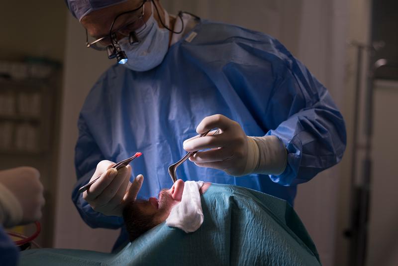 Beschädigte Gelenkknorpel am Knie lassen sich beim Menschen mit Knorpelzellen aus der Nase reparieren.