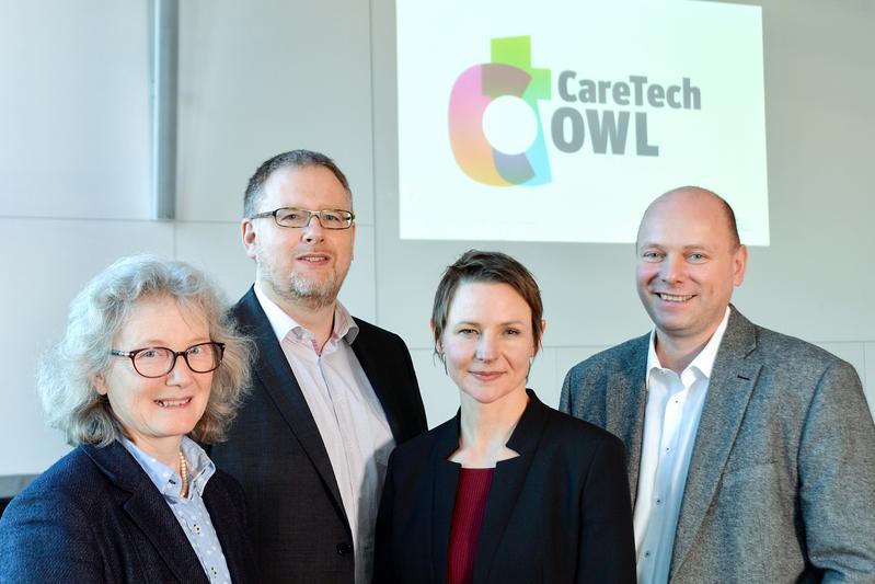Die Sprecherinnen und Sprecher von CareTech OWL: Prof. Dr. Annette Nauerth, Prof. Dr. Axel Schneider und Prof. Dr. Udo Seelmeyer gemeinsam mit Geschäftsführerin Claudia Weymann (3. v.l.).