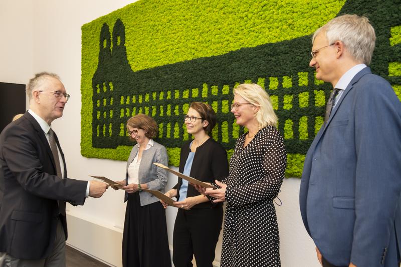 Prof. Dr. Dr. h. c. Michael Hoch, Rector of the University of Bonn, officially presented the appointment certificates to Prof. Dr. Julia Hillner, Prof. Dr. Pia Wiegmink, Prof. Dr. Claudia Jarzebowski and Prof. Dr. Christoph Witzenrath (from left).