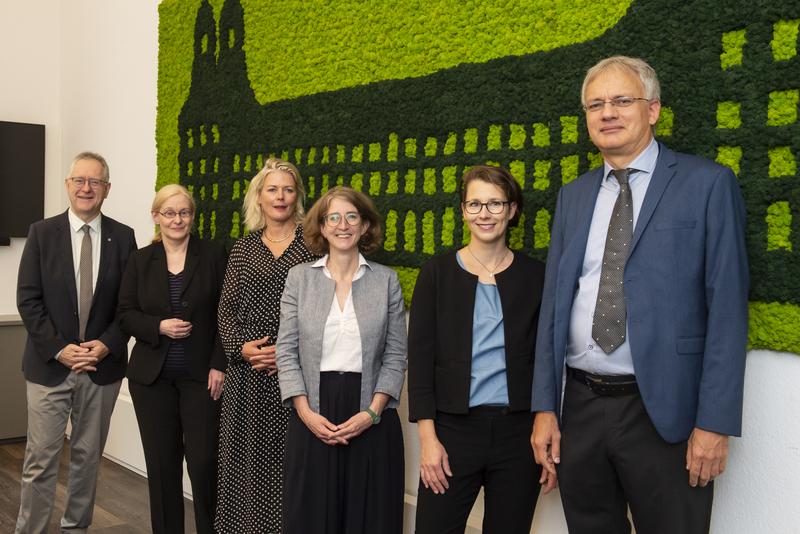 Rector Prof. Dr. Dr. h. c. Michael Hoch, Prof. Marion Gymnich, Co-Speaker of the Bonn Center for Dependency and Slavery Studies, Prof. Claudia Jarzebowski, Prof. Julia Hillner, Prof. Pia Wiegmink and Prof. Christoph Witzenrath (from left)