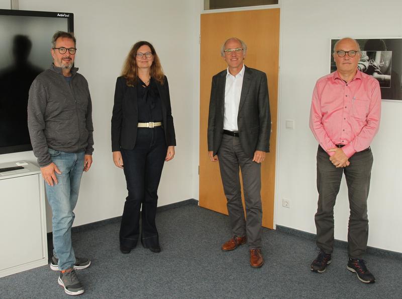 Im Bild (v.l.n.r.): Bernhard Schu, Leiter des Gründungsbüros, Prof. Karina Pallagst, Unipräsident Prof. Arnd Poetzsch-Heffter und Prof. Werner Thiel, Vizepräsident für Forschung und Technologie.