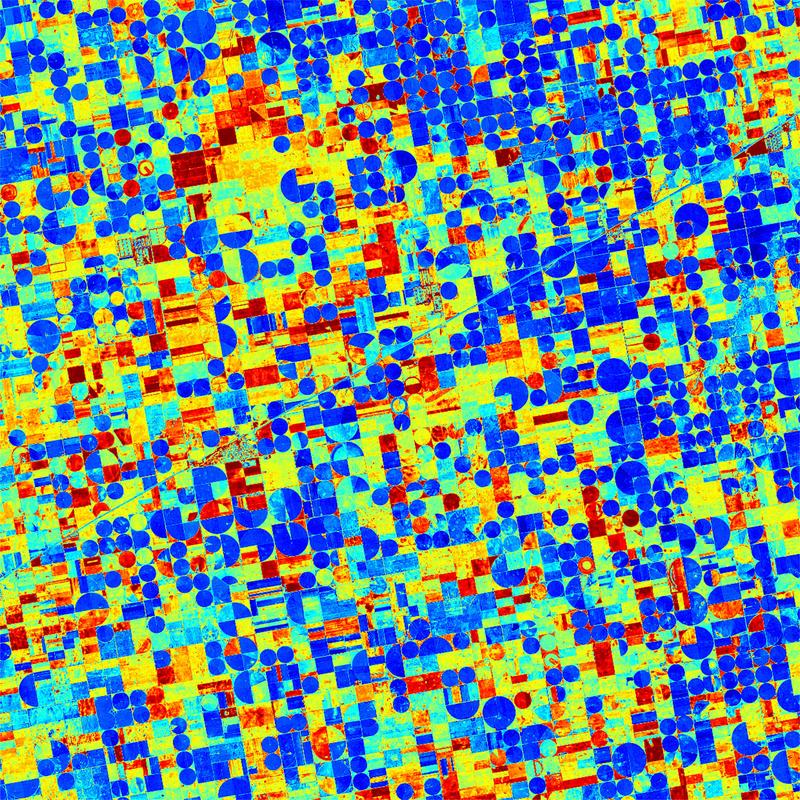 Landwirtschaftliche Flächen, vom Satelliten aus mit der Wärmebildkamera betrachtet.