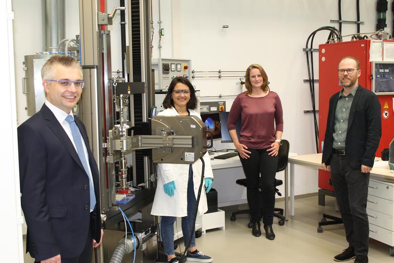 Joint research on high-temperature electrolysis at the Ceramic Materials Engineering research group: Prof. Dr.-Ing. Stefan Schafföner, Ilaria Bombarda M.Sc., Dr.-Ing. Carolin Sitzmann, and Dr. rer. nat. Nico Langhof (from left to right). 