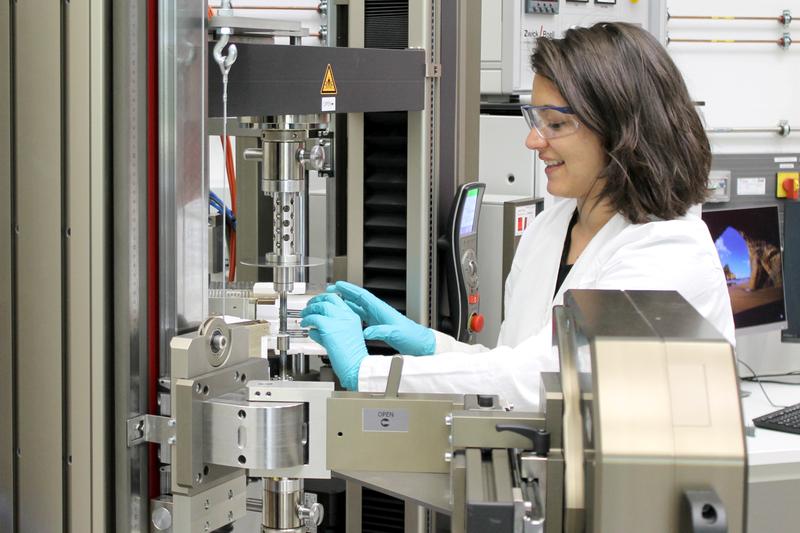 Ilaria Bombarda M.Sc., PhD student at the Ceramic Materials Engineering research group, at the high-temperature universal testing machine. 