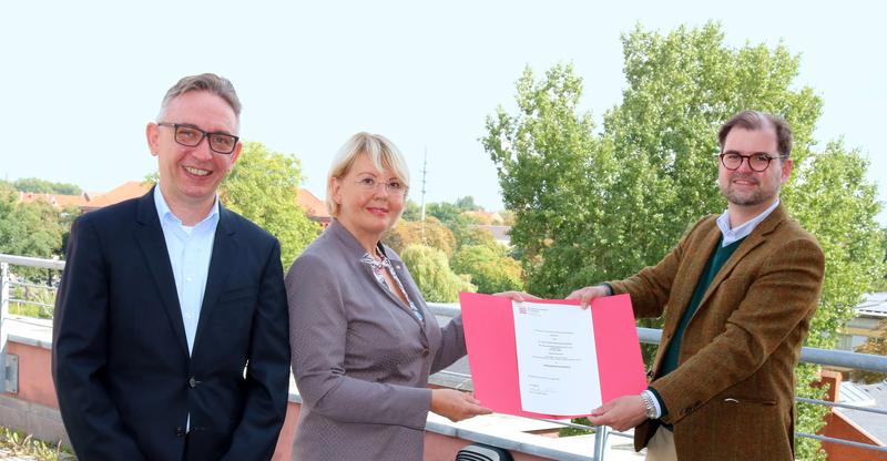 Im Beisein des Dekans des Fachbereichs Informatik und Medien Prof. Dr. Martin Schafföner überreichte der Präsident der THB Prof. Dr. Andreas Wilms die Urkunde an Dr. med. Birgit Didczuneit-Sandhop.