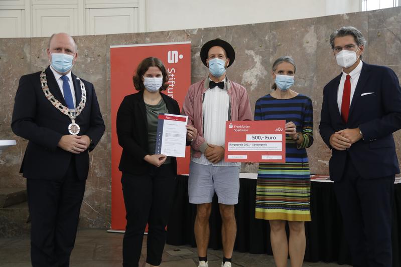 Preistragende in der Paulskirche: (v.l.n.r.) Maren Schlegler, Philipp Senft und Prof. Dr. Susanne Koch mit Uwe Becker, Bürgermeister Stadt Frankfurt (ganz links) und Dr. Ingo Wiedemeier, Vorstandsvorsitzender Frankfurter Sparkasse (ganz rechts)