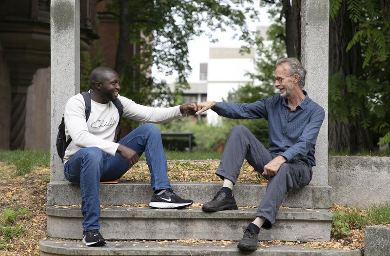 Ein starkes Doppel: Issa Bangura (l.) mit seinem Ausbildungsbegleiter Michael Fries