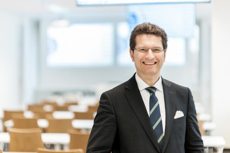 Prof. Dr. Hans-Jörg Fischer lehrt Steuer- und Wirtschaftsrecht an der FOM Hochschule in Karlsruhe und Mannheim