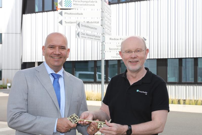 Prof. Dr. Jörg Schulze (links), Institutsleiter des Fraunhofer IISB in Erlangen, und sein Vorgänger, Prof. Dr. Martin März.