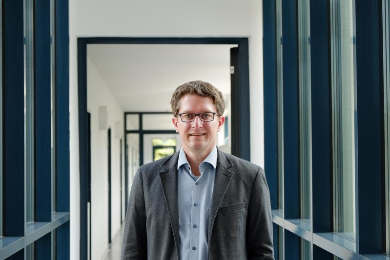 Prof. Dr. Sebastian Ohl tritt zum Wintersemester 21/22 die Professur für „Autonome Systeme und autonomes Fahren“ an der Fakultät Elektrotechnik der Ostfalia Hochschule für angewandte Wissenschaften im niedersächsischen Wolfenbüttel an. 