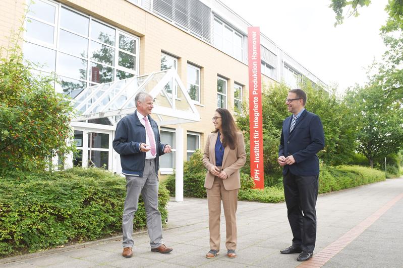 Besuch aus dem Bundestag: Treffen von Prof. Ludger Overmeyer mit der Bundestagsabgeordneten Yasmin Fahimi und dem Geschäftsführer der Zuse-Gemeinschaft, Dr. Klaus Jansen, am IPH.