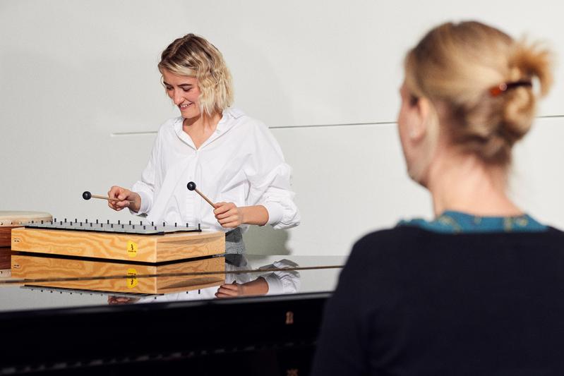 Rabea Beier ist die erste Absolventin der FH Bielefeld, die das Zertifikat für den Qualifizierungsbereich Musikalische Bildung überreicht bekommt 