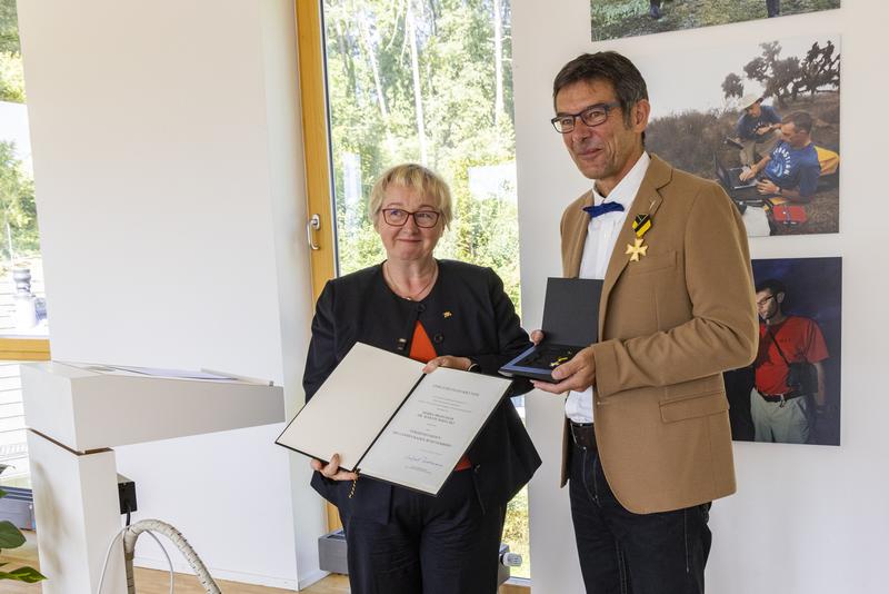 Prof. Dr. Martin Wikelski erhielt den Verdienstorden des Landes Baden-Württemberg aus den Händen von Wissenschaftsministerin Theresia Bauer.