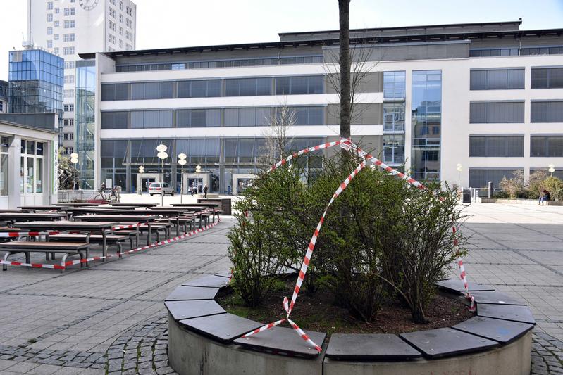 Gesperrte Sitzbänke auf dem Campus der Uni Jena im Frühjahr 2020. Extrovertierte Menschen litten nachweislich unter dem sozialen Stress des Lockdowns.