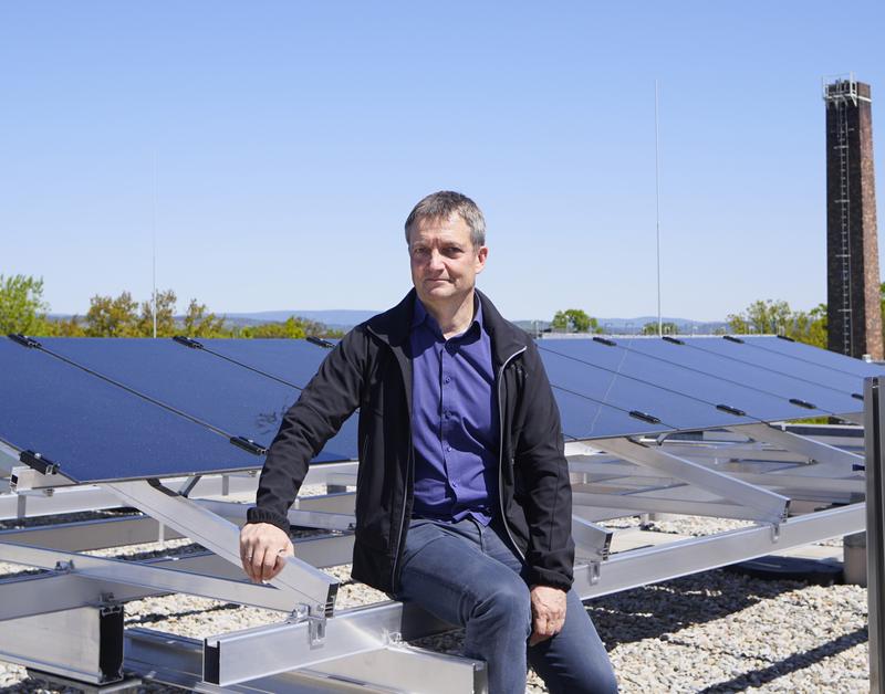 Forschungslabor auf dem Dach: Prof. Dr. Bernd Hüttl leitet das Labor für Photovoltaik und Solare Energiewandlung der Hochschule Coburg. Foto: Simon Geistlinger / Hochschule Coburg