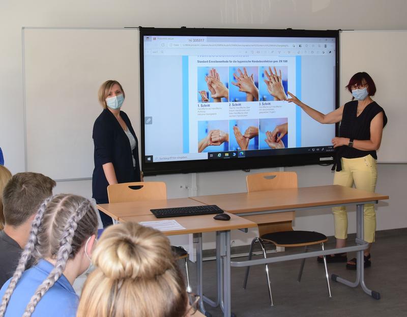 Cindy Mann (links), Fachrichtungsleiterin der Berufsschule für MFA und Ulrike Leonhardt, am Uniklinikum Dresden als Fachleiterin für die praktische Ausbildung zuständig, haben seit dem 30. August die Einführungswoche für die angehenden MFA bestritten.