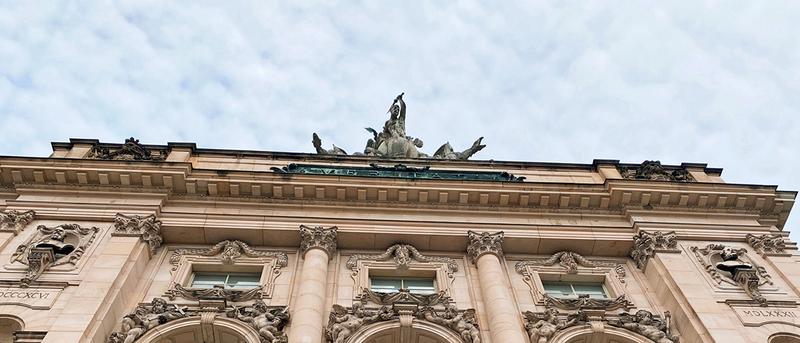 Blick auf das Hauptgebäude der Uni Würzburg.