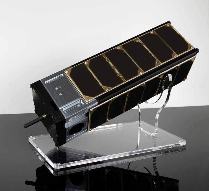 Der Nanosatellit »W-Cube« sendet in 500 Kilometer Höhe Testsignale im Q- und W-Band (37,5 und 75 GHz), um neue Frequenzen für zukünftige Datenübertragungen zu erschließen. 