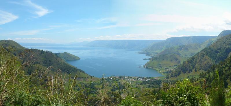 Teilansicht des Toba-Sees in Sumatra (Indonesien). Dieser See füllt eine vulkanische Einbruchsstruktur, die nach einer gewaltigen Explosion von 75.000 Jahren zurückblieb.