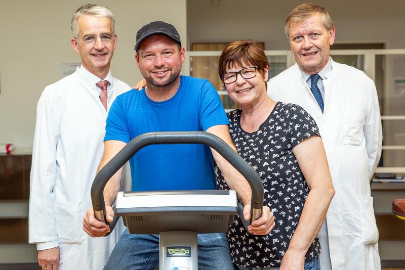 Erfolgreiche Lebendspende: Mutter Heike L. spendet ihrem Sohn Jens eine Niere (Mitte). Die Professoren Lammert (links) und Klempnauer freuen sich mit ihnen. Es war die 15.000. Transplantation an der MHH.